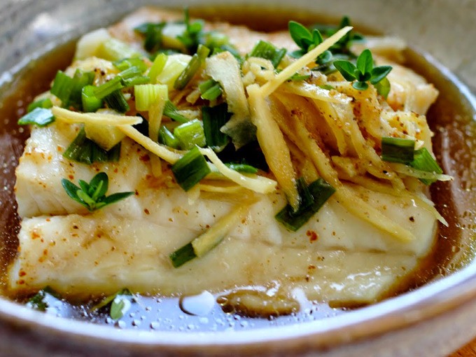 Cuire un Saint-Pierre à la vapeur avec une sauce gingembre sésame