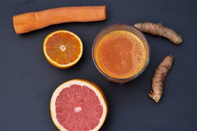 Réaliser un jus maison au curcuma - carottes et agrumes